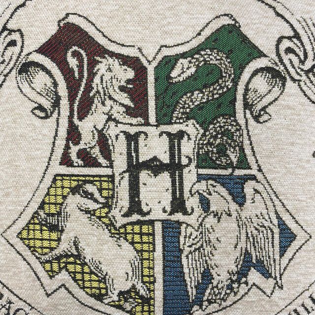 ハリー・ポッター「眠れるドラゴンをくすぐるべからず」ゴブラン織クッション ハリー・ポッターマホウドコロ ハリー・ポッター マホウドコロ