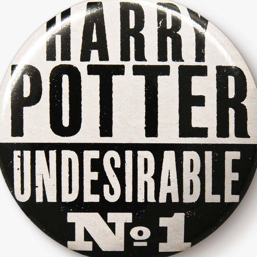 日刊預言者新聞-UNDESIRABLE No.1 バッジ | ハリー・ポッター マホウドコロ
